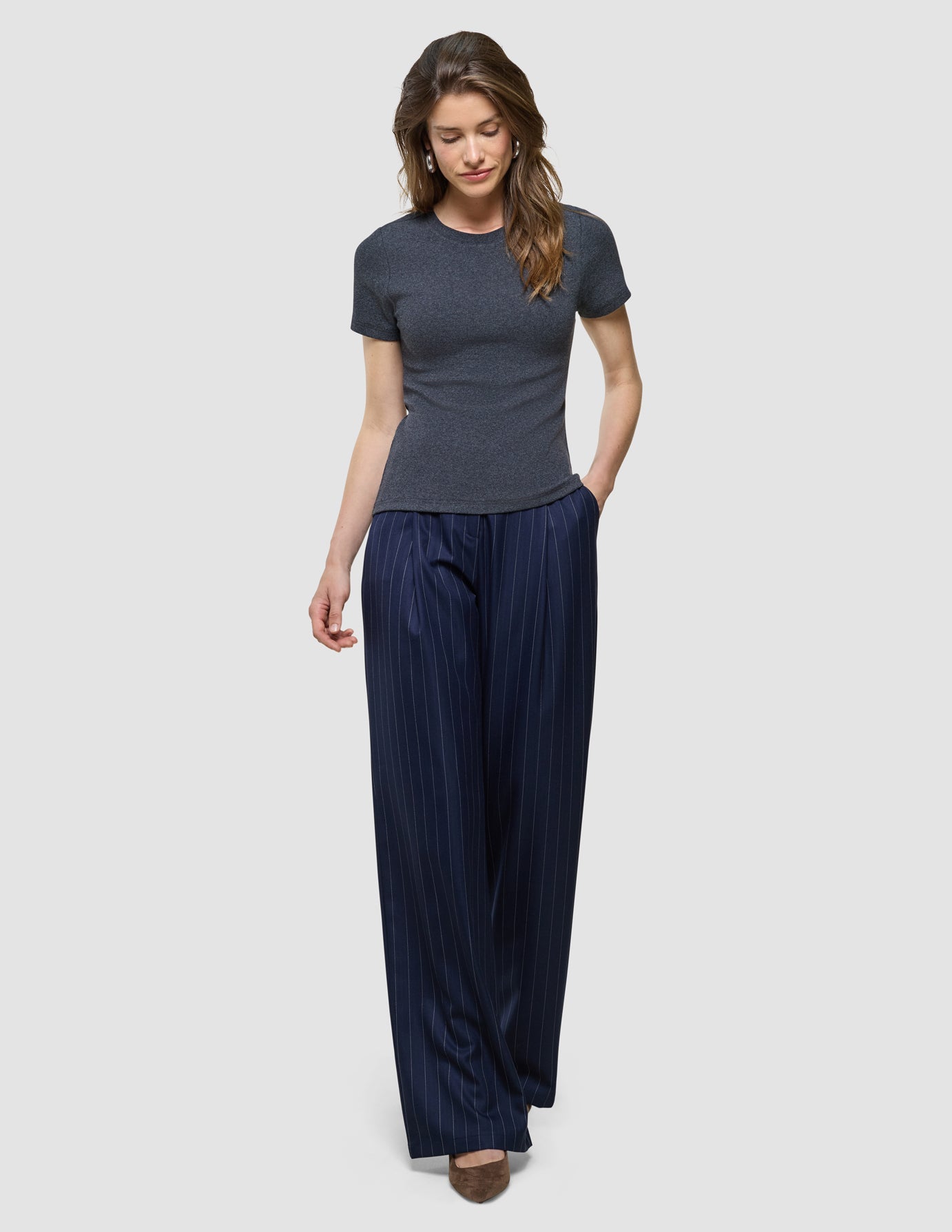 Rib T-Shirt i Dark Grey Melange, helfigur med kort ærme og rund hals.